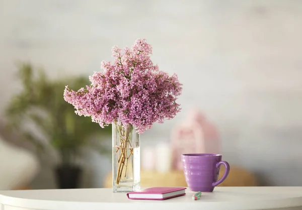 Vase avec de belles fleurs lilas — Photo