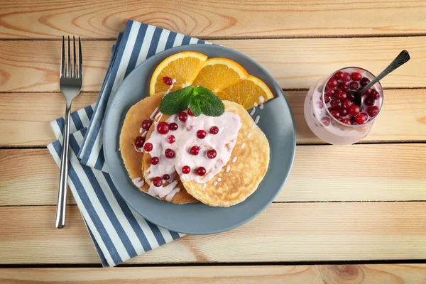 Leckere Pfannkuchen mit Joghurt — Stockfoto