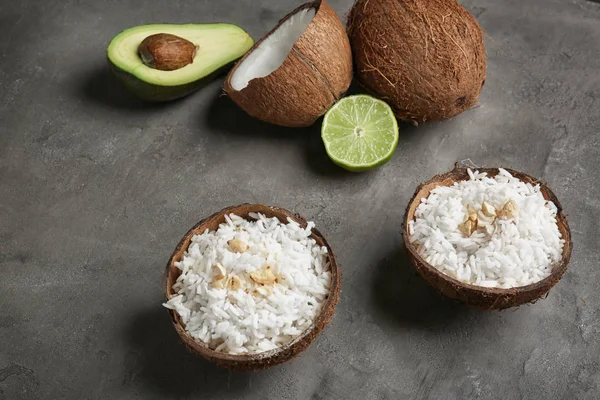 Вкусный рис в кокосовой скорлупе — стоковое фото