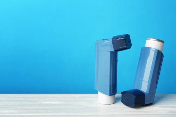 Zwei Asthma-Inhalatoren — Stockfoto