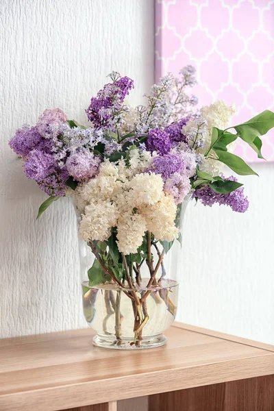 Vaas met mooie lila bloemen — Stockfoto