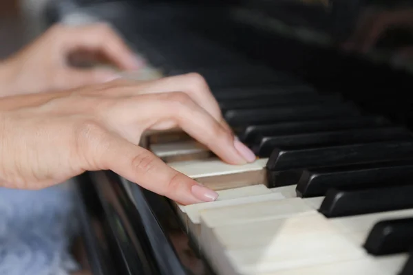 Donna che suona il pianoforte — Foto Stock