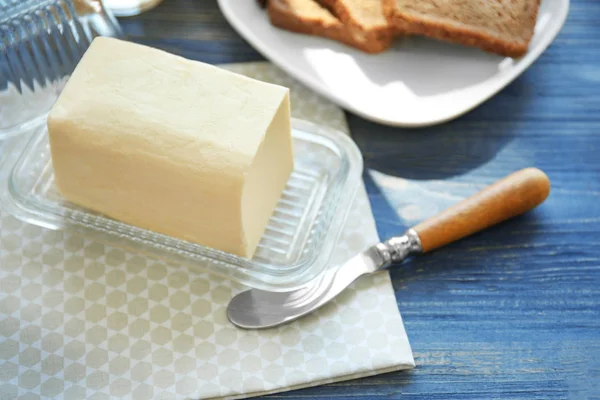 Composição com manteiga na mesa de madeira — Fotografia de Stock