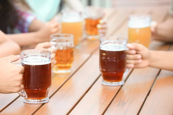 Lidé pijí pivo — Stock fotografie
