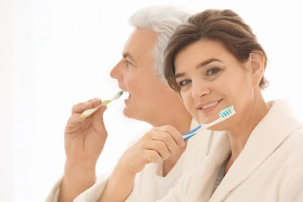 Pareja mayor limpiando dientes — Foto de Stock