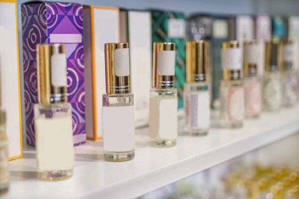 Различные косметические средства в магазине
