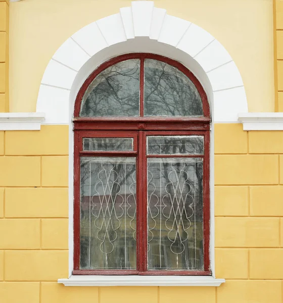 Старое здание с окном — стоковое фото
