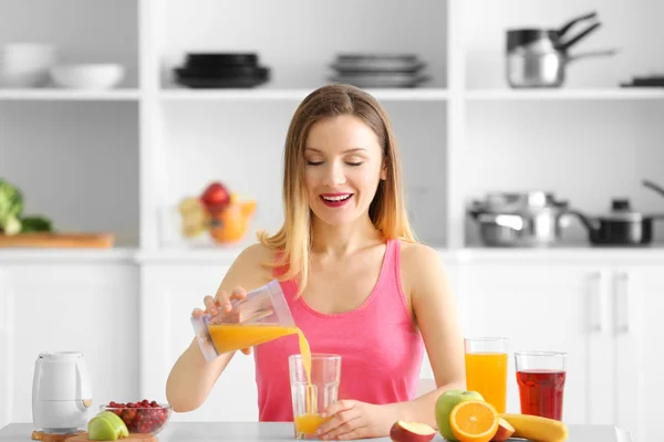 Mujer preparando jugo fresco — Foto de Stock