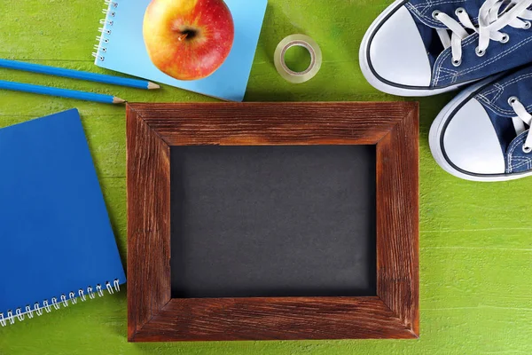 Iskolai papíráru és kis chalkboard — Stock Fotó