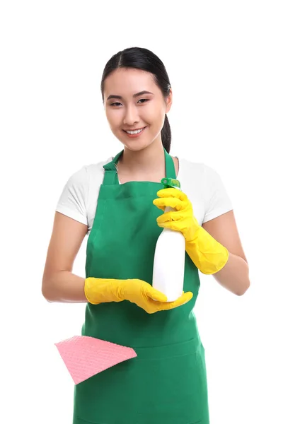 Rengöring koncept. Ung kvinna i grönt förkläde holding cleanser på vit bakgrund — Stockfoto