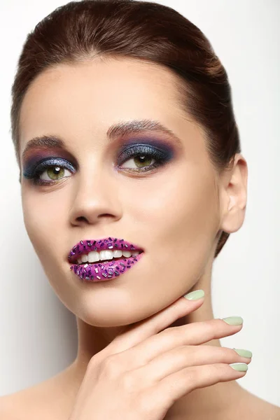 Mooie jonge vrouw met creatieve make-up — Stockfoto