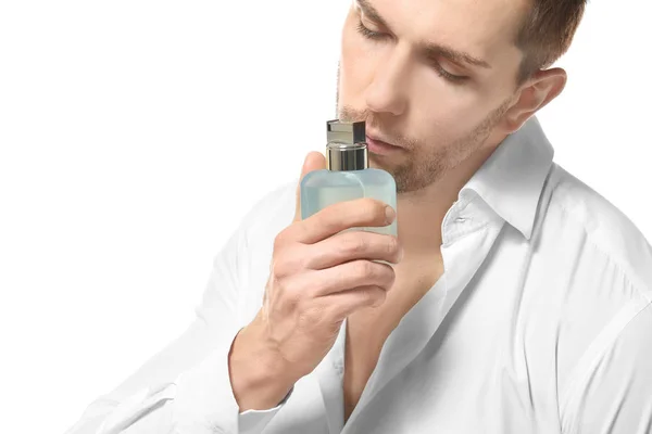 Hombre guapo usando perfume — Foto de Stock