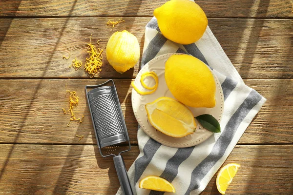 Состав с лимонами и теркой — стоковое фото