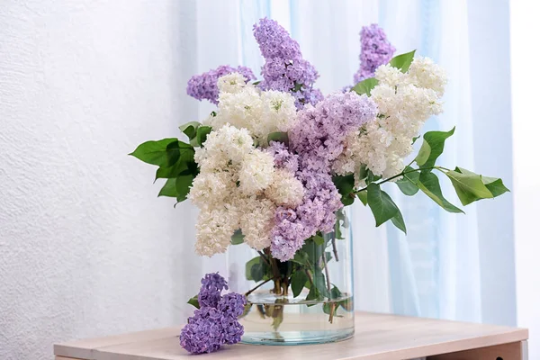 Βάζο με όμορφα λουλούδια λιλά — Φωτογραφία Αρχείου