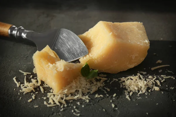 Pá e delicioso queijo — Fotografia de Stock