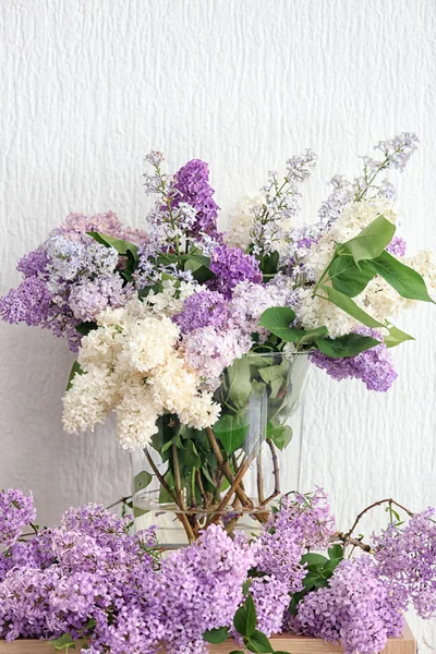 Florero con hermosas flores lila —  Fotos de Stock
