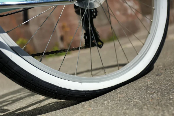 Llanta pinchada de bicicleta en pavimento —  Fotos de Stock