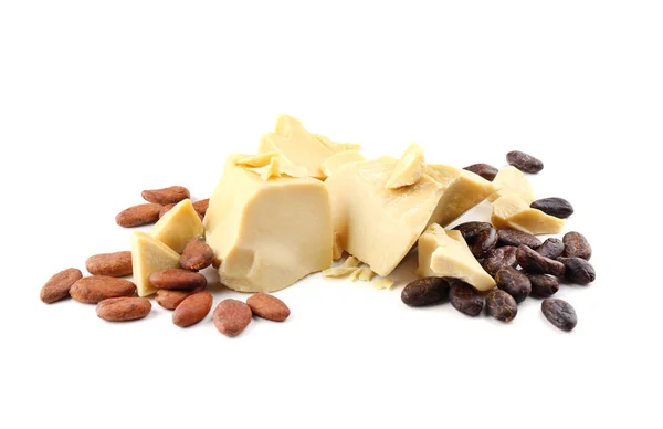 Pezzi di burro di cacao e fagioli su sfondo bianco — Foto Stock