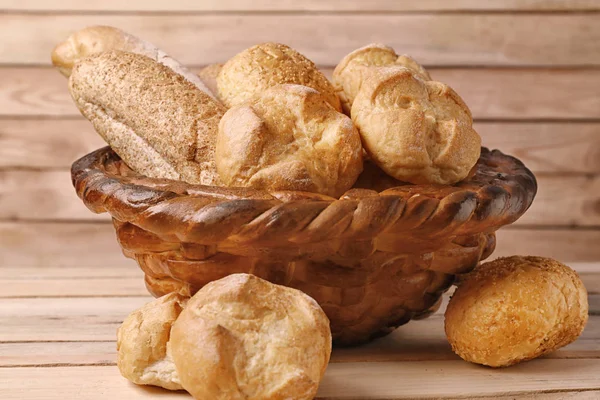 Корзина с другим хлебом — стоковое фото