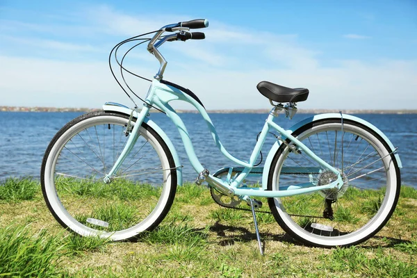 Bicicleta de pé na grama — Fotografia de Stock