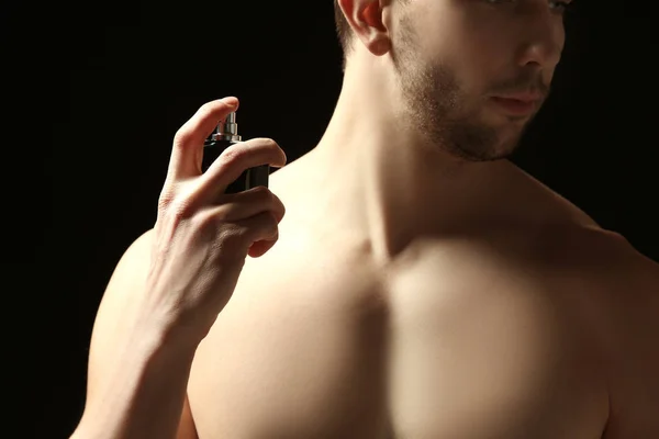 Hombre guapo usando perfume — Foto de Stock