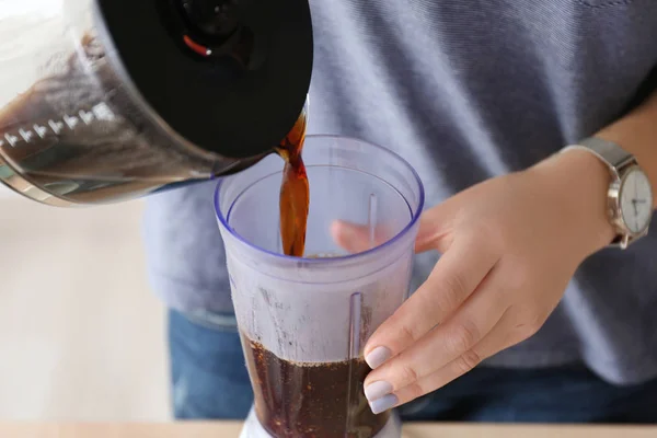 Wanita menggunakan blender untuk membuat kopi — Stok Foto