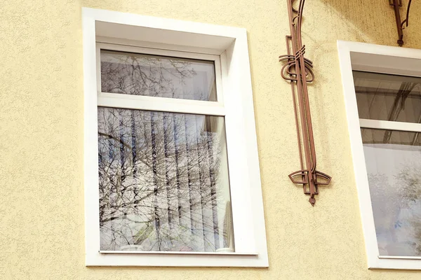 Ancien bâtiment avec fenêtre — Photo