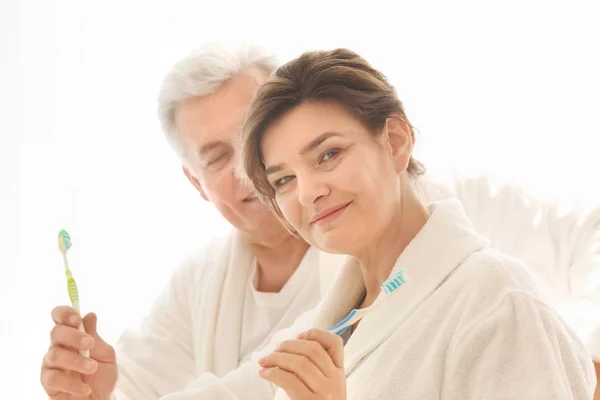 Pareja mayor limpiando dientes — Foto de Stock