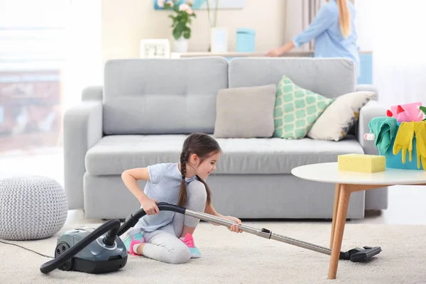 Mother and daughter cleaning home together — Stock Photo, Image