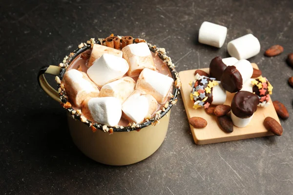 Cup of cocoa with marshmallows — Stock Photo, Image