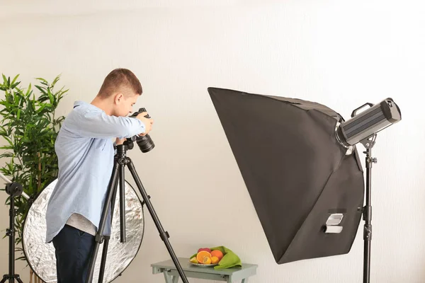 Homem Fotografar comida — Fotografia de Stock