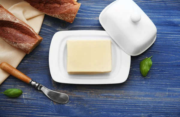 Sammansättning med smör på träbord — Stockfoto