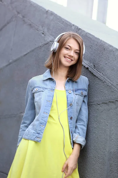 Giovane ragazza che ascolta musica — Foto Stock