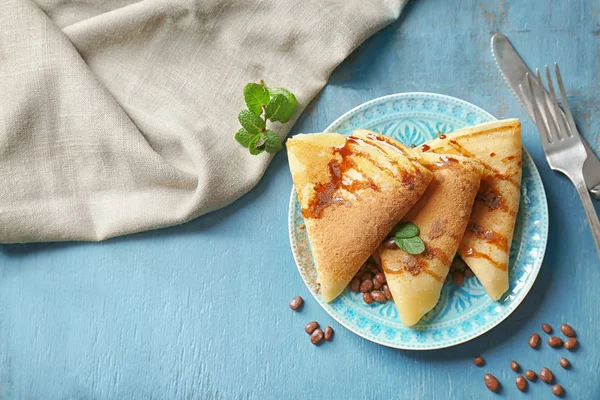 Smakelijke pannenkoeken met chocolade siroop — Stockfoto