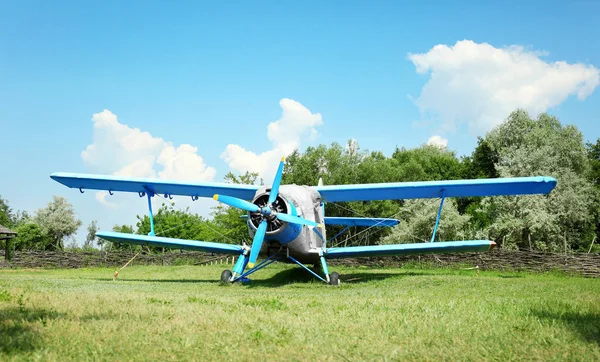 Stary samolot na zielonej trawie — Zdjęcie stockowe