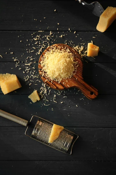 Placa de madeira com queijo — Fotografia de Stock