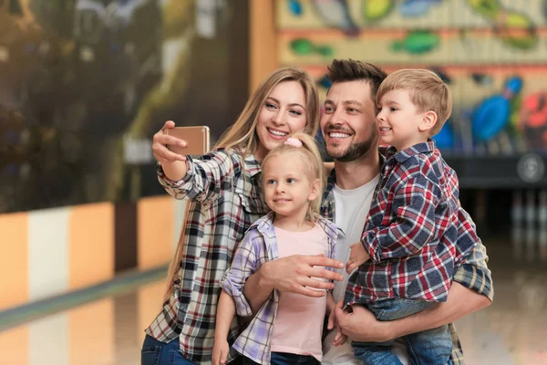 Familia tomando selfie en el club de bolos — Foto de Stock