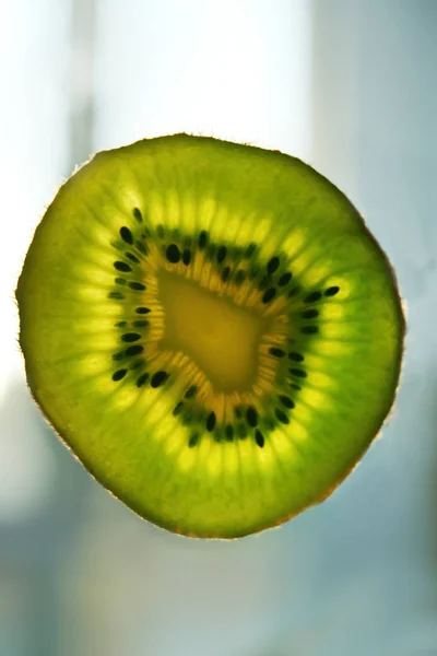 Kiwi slice elmosódott háttér — Stock Fotó