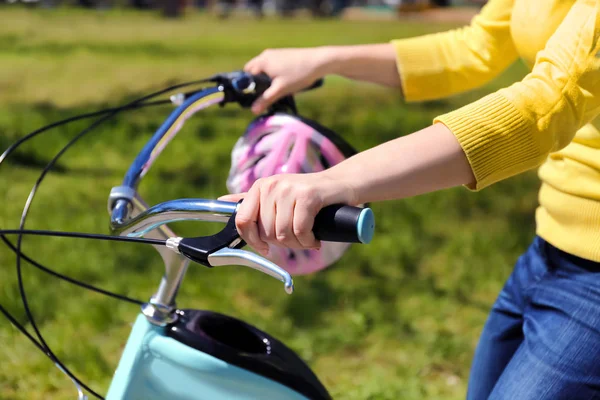 Mujer joven montar en bicicleta — Foto de Stock