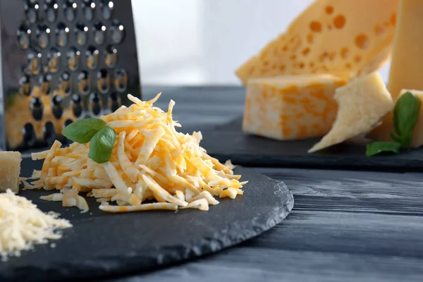 Břidlicové desky se strouhaným sýrem — Stock fotografie