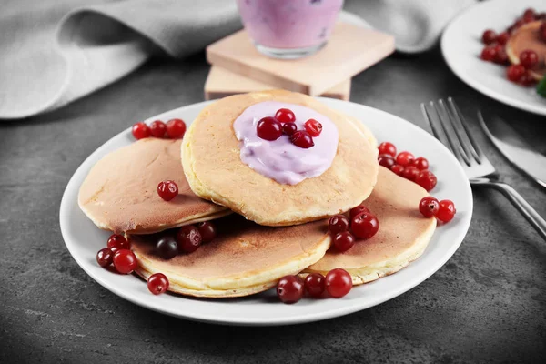 Pancake lezat dengan yogurt — Stok Foto