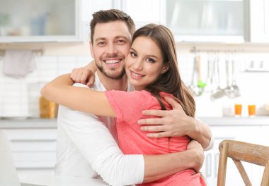 genç bir çift kucaklayan