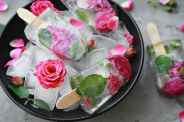 Siyah çiçek çubuklu dondurmayı ile kase 