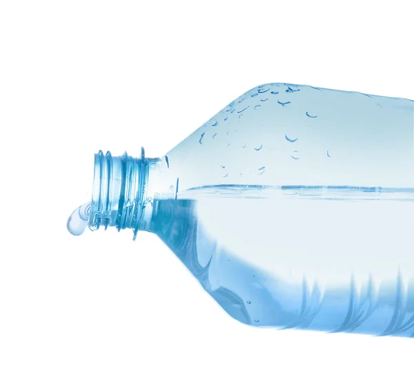 Acqua versata dalla bottiglia di plastica — Foto Stock