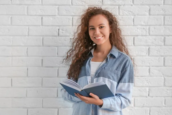 Femme afro-américaine avec livre — Photo