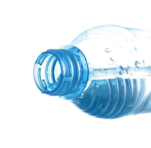 Eau coulant de la bouteille en plastique — Photo