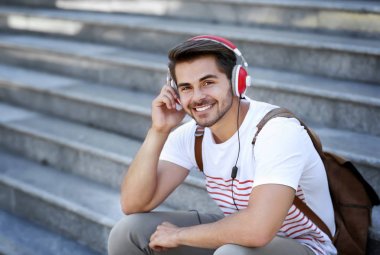 kulaklıklar ile yakışıklı adam