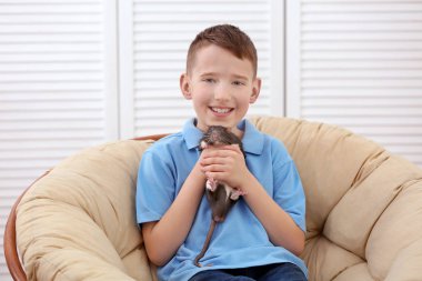 Sevimli çocuk komik fare ile  