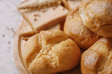 Ahşap kesme tahtası üzerinde lezzetli ekmek