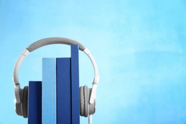 Kulaklıklar ve kitaplar. Audiobook kavramı